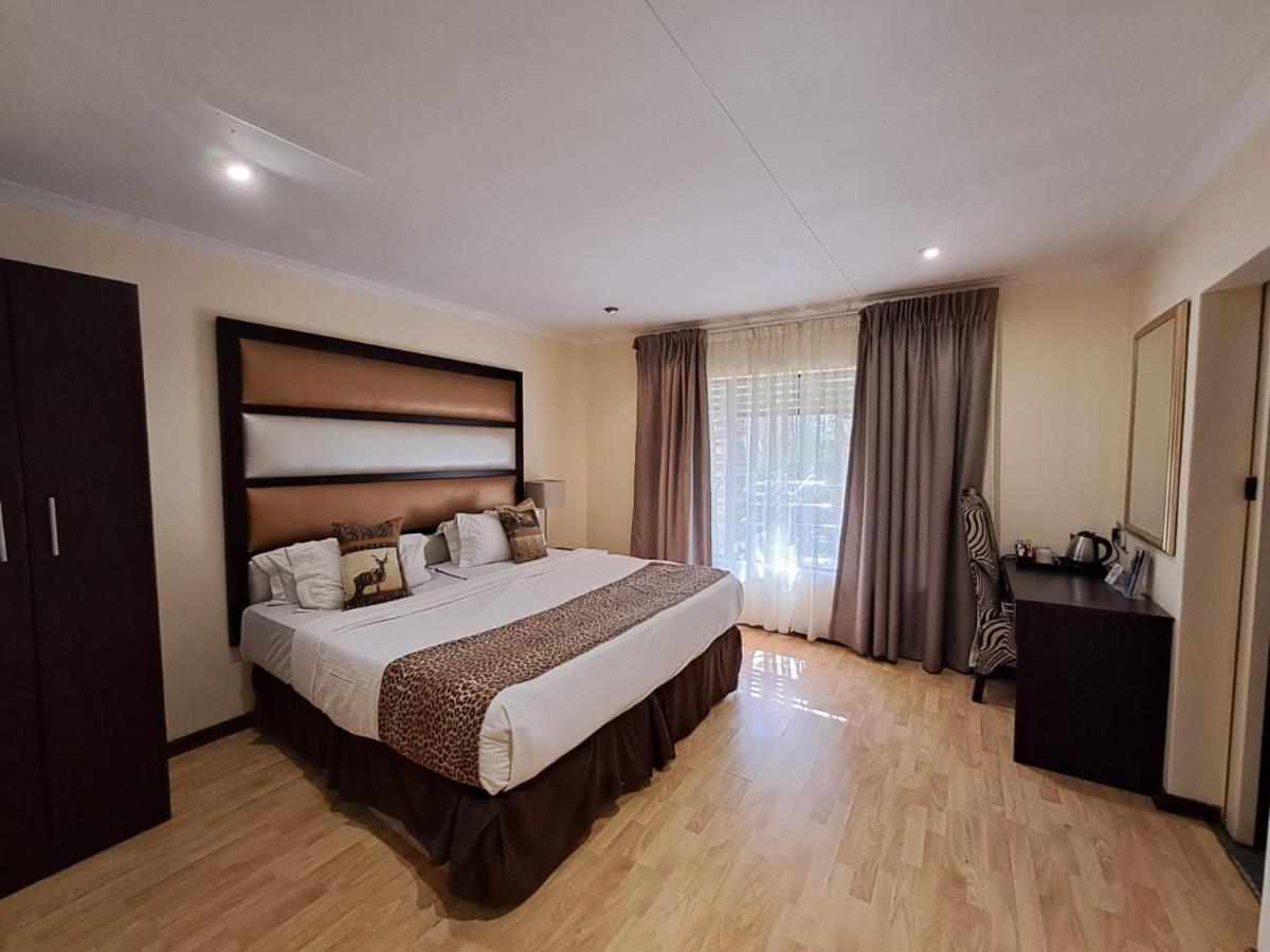 Ecotel Premier Lodge & Conference Centre ベノニ エクステリア 写真